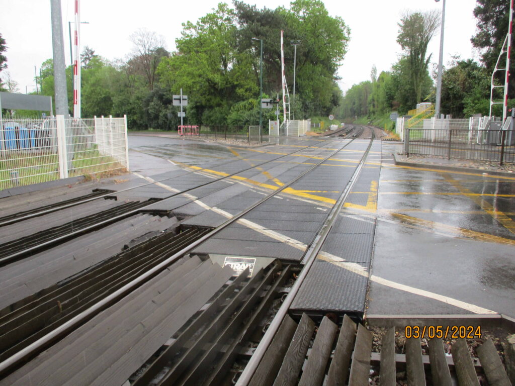 STRAIL Bahnübergang in Sunningdale, aufgenommen im Mai 2024