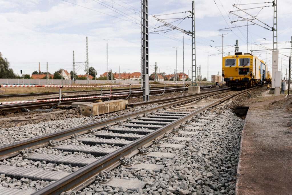 Beitragsbild 2 STRAILway Kunststoffschwellen Feuerwehrzufahrt in der Zugbildungsanlage in Halle