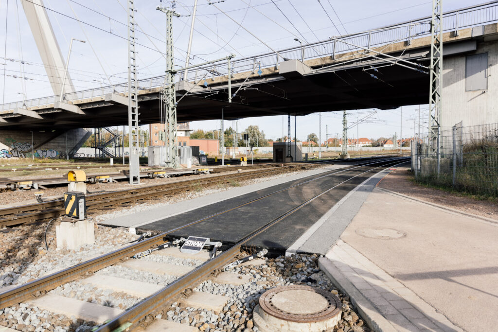 Beitragsbild 2 innoSTRAIL Bahnübergang Feuerwehrzufahrt in der Zugbildungsanlage in Halle