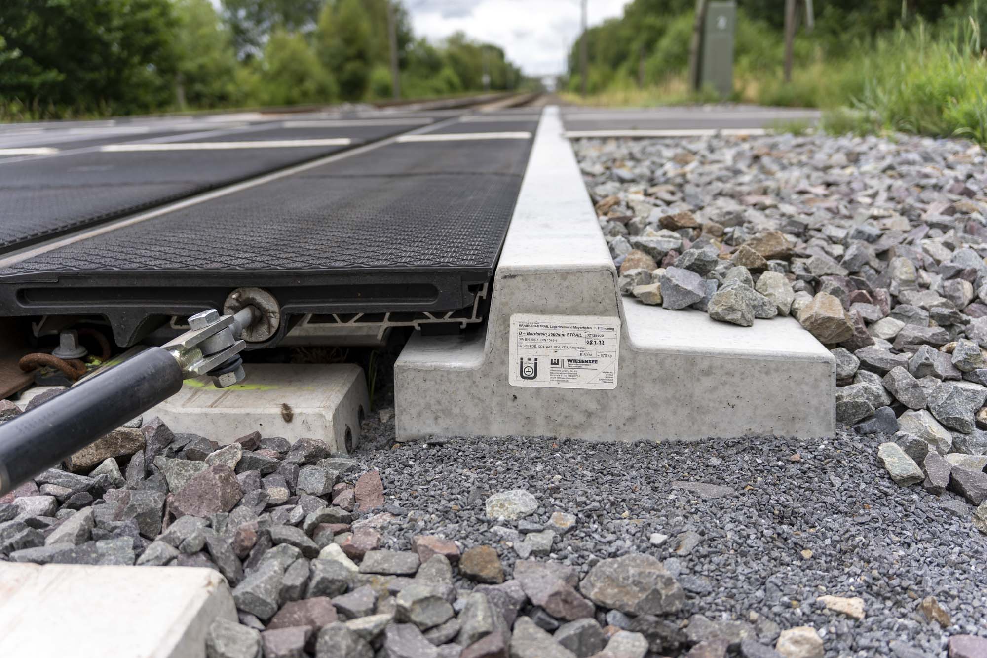 Close-up of the sturdy wide kerbstone