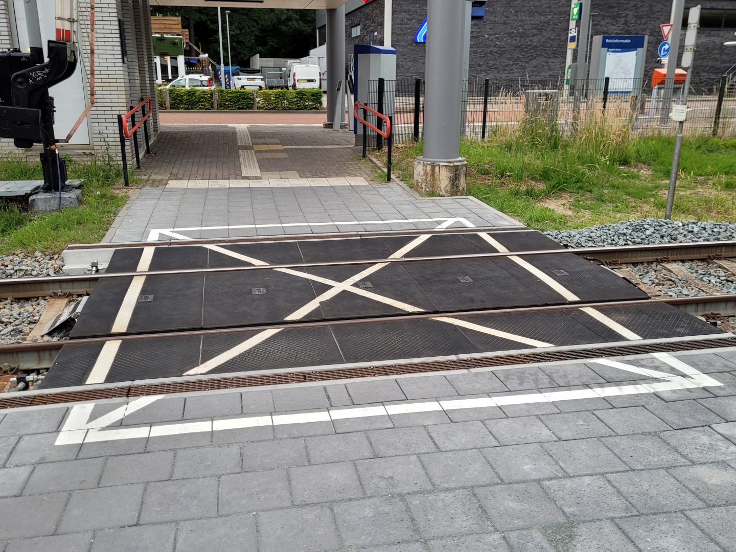 Level crossing with D kerbstone - support and drainage system combined in a single unit