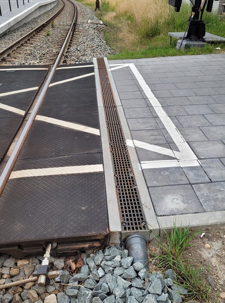 Advantages for infrastructure, drainage and long-term safety with the STRAIL D kerbstone