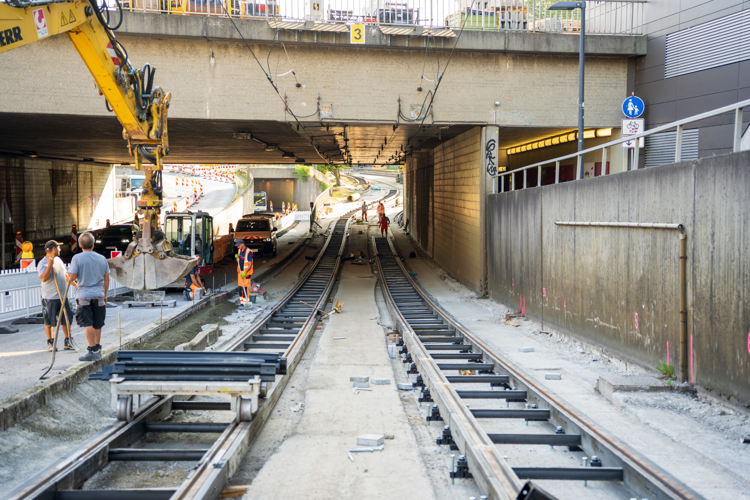 Effective damping system for tracks and rails