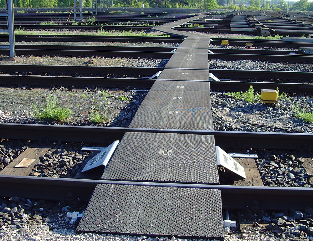 pede - a safe level crossing for pedestrians and cyclists