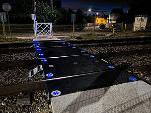 pedeSolar - Solar-powered LED markings for increased safety at level crossings