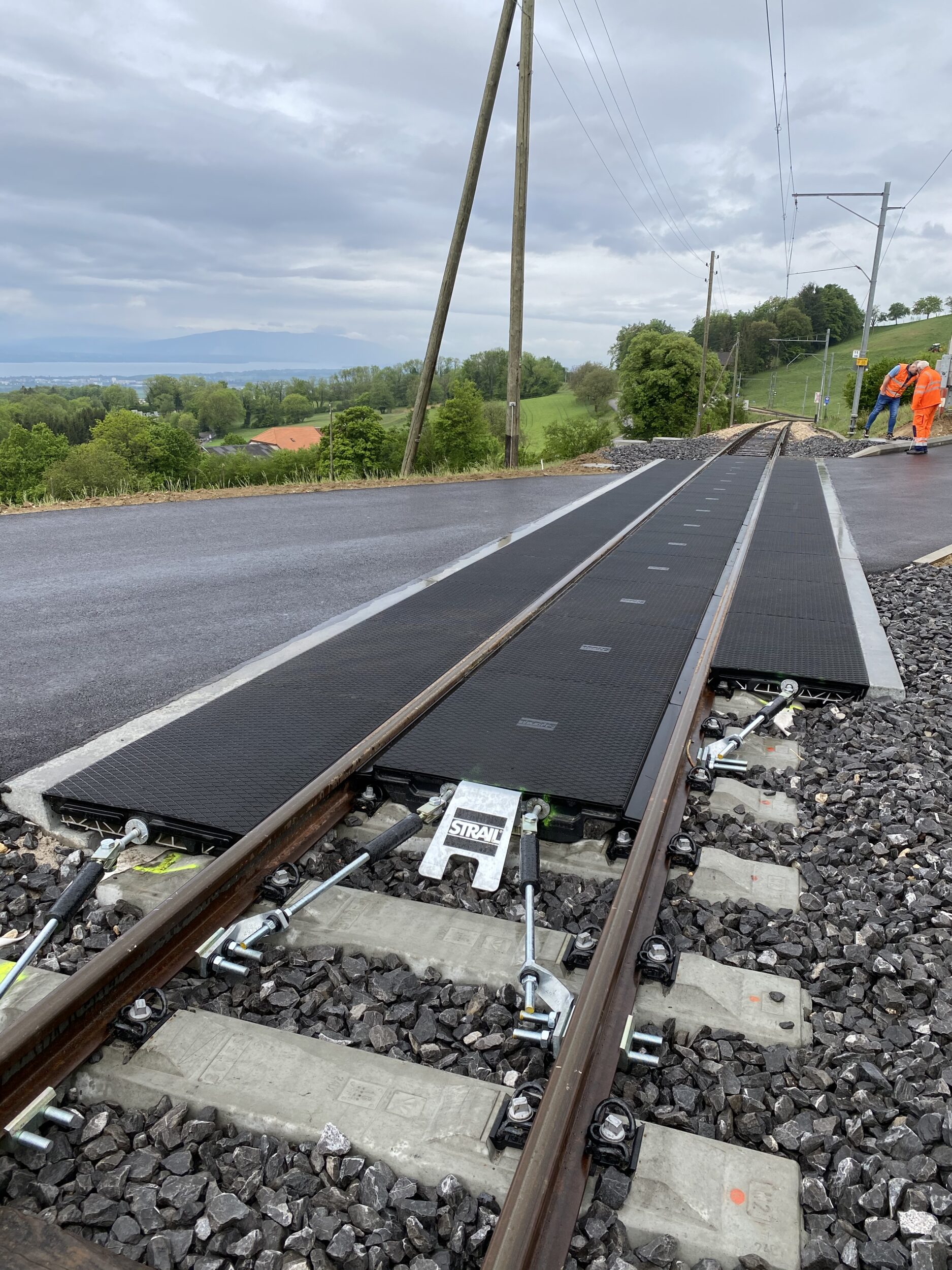 ponti outer panel installed in the level crossing