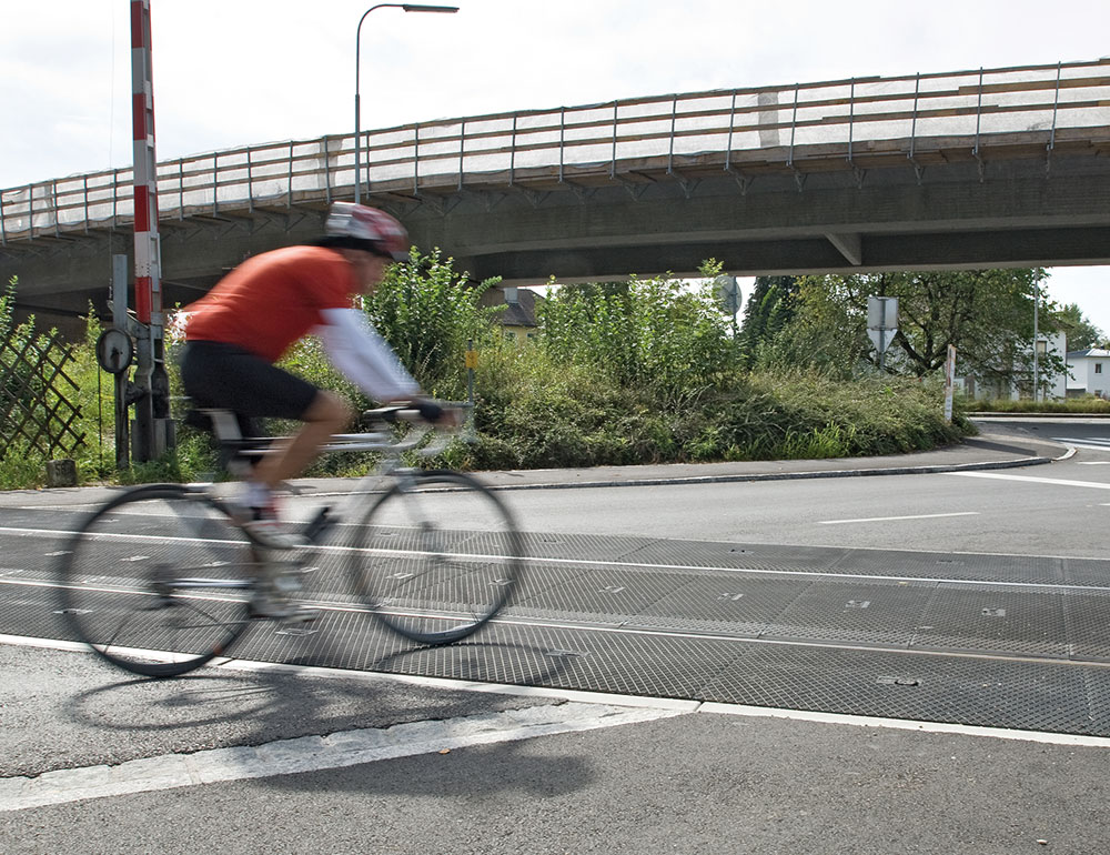 velo barrier-free level crossing - example cyclist