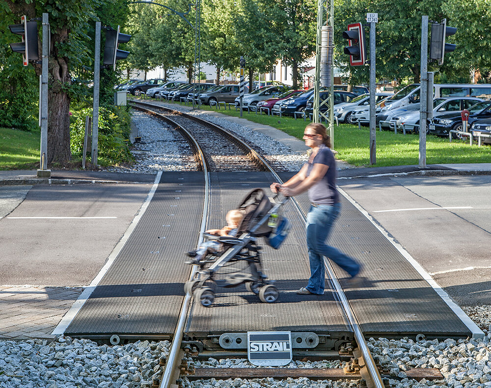 velo - barrier-free level crossing system - example of a woman with a baby carriage