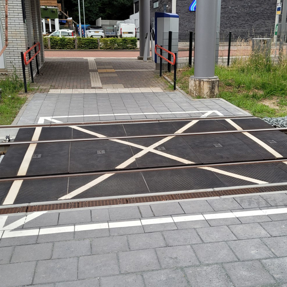 D kerbstone combined with pede level crossing