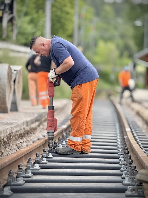 Easy handling: The sleepers are lighter than concrete sleepers and can be machined with standard tools