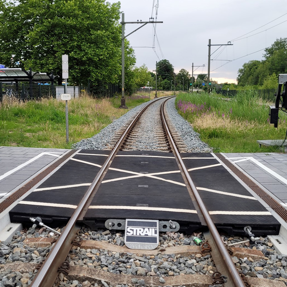 level crossing with pede and D kerbstone