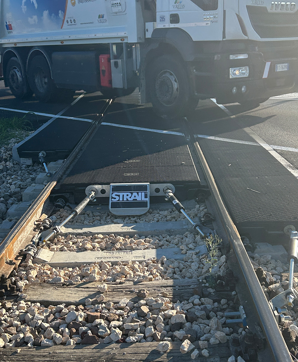 Level crossing for high loads in Venice
