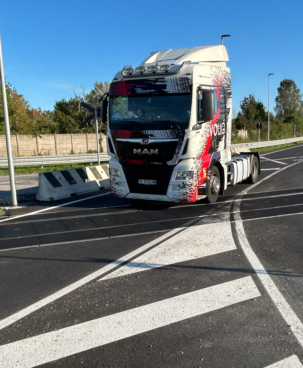 Level crossing for high loads with trucks
