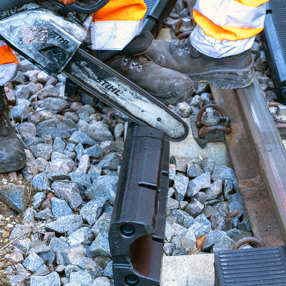 STRAILastic green track Munich adapting profiles with chainsaw