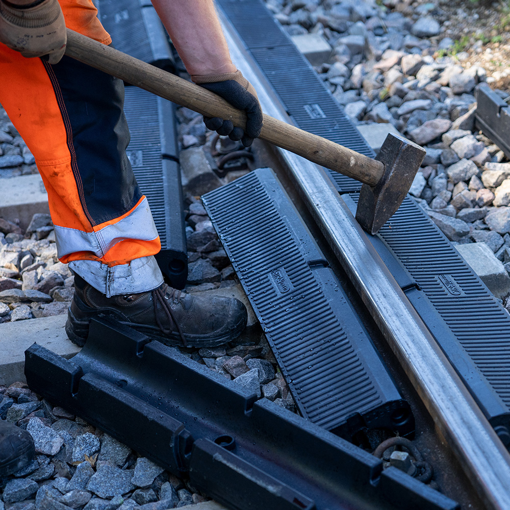 Green track Munich Installation of profiles with hammer