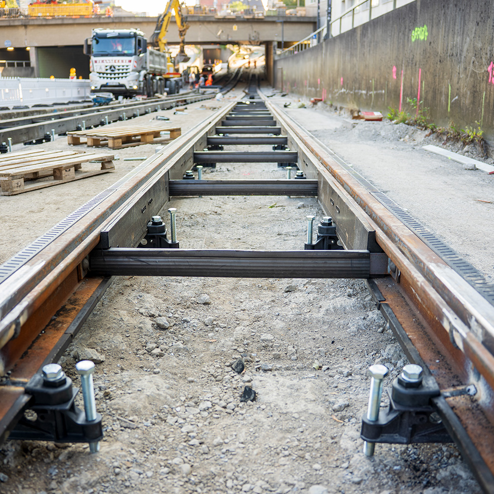 Track damping system in complex track section with STRAILastic