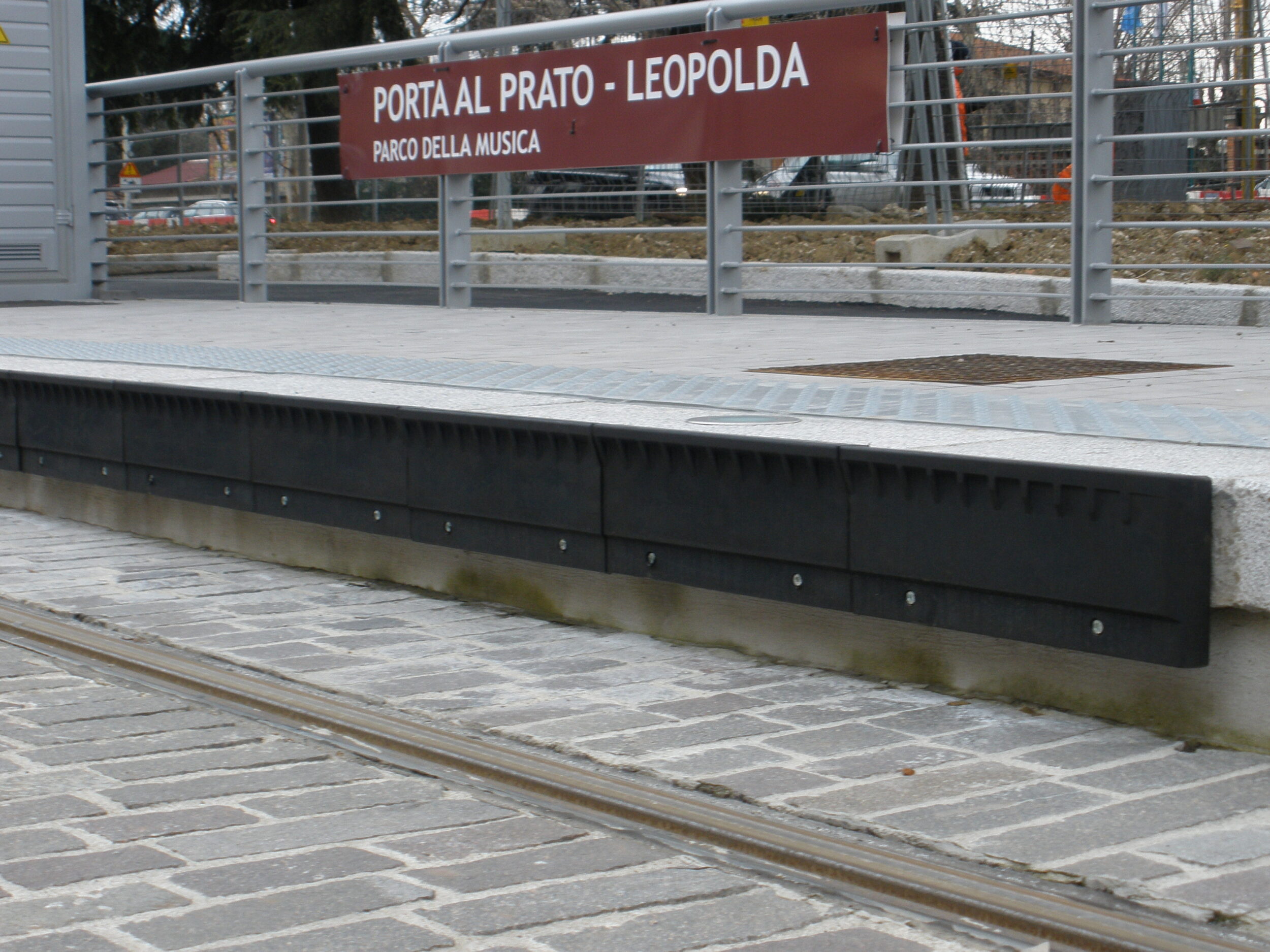 edge platform edge - close-up barrier-free platform edge made of rubber for enhanced comfort and safety