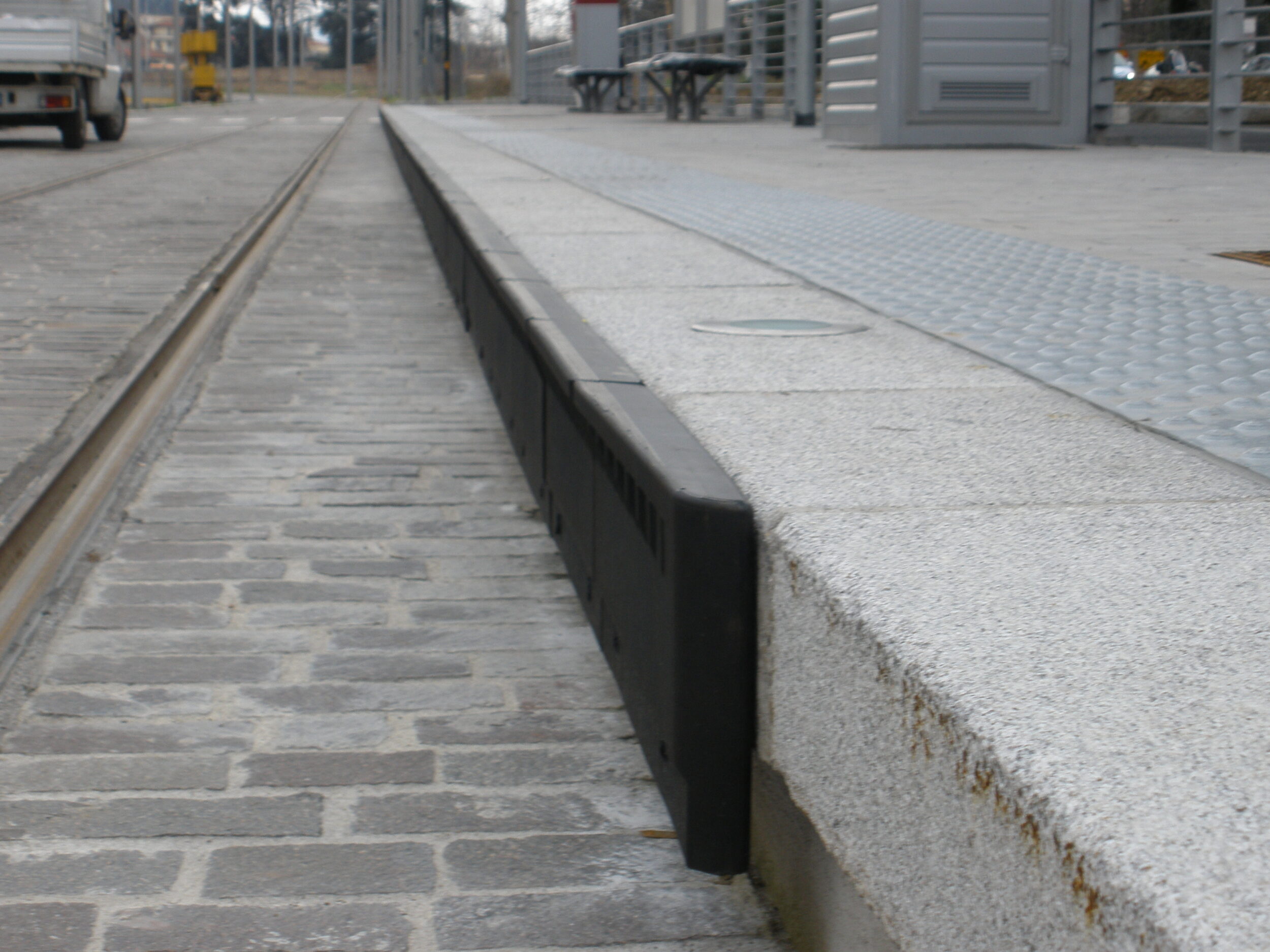 edge platform edge - Barrier-free platform edge made of rubber for enhanced comfort and safety