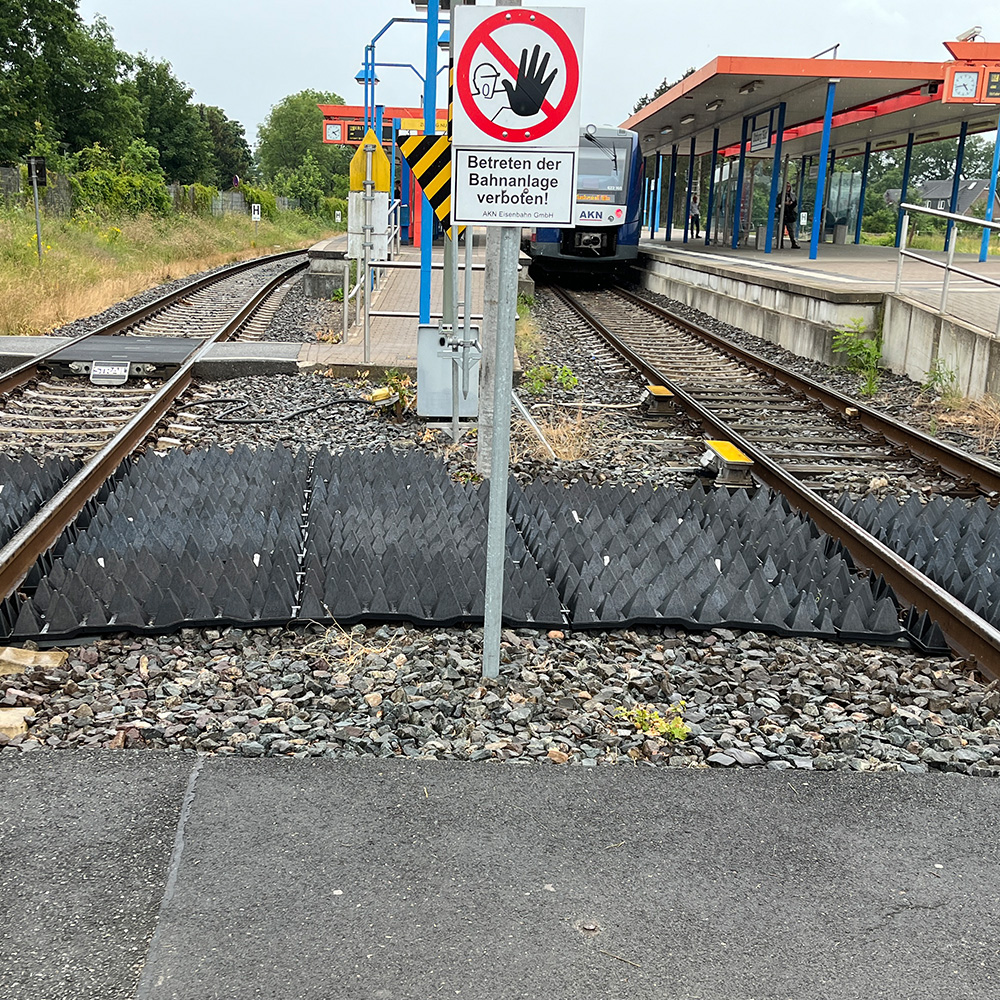 grid with pyramid studs