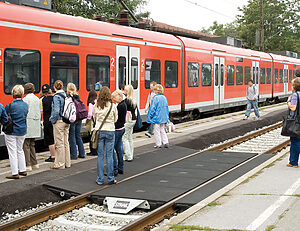 pede - a safe level crossing for pedestrians and cyclists