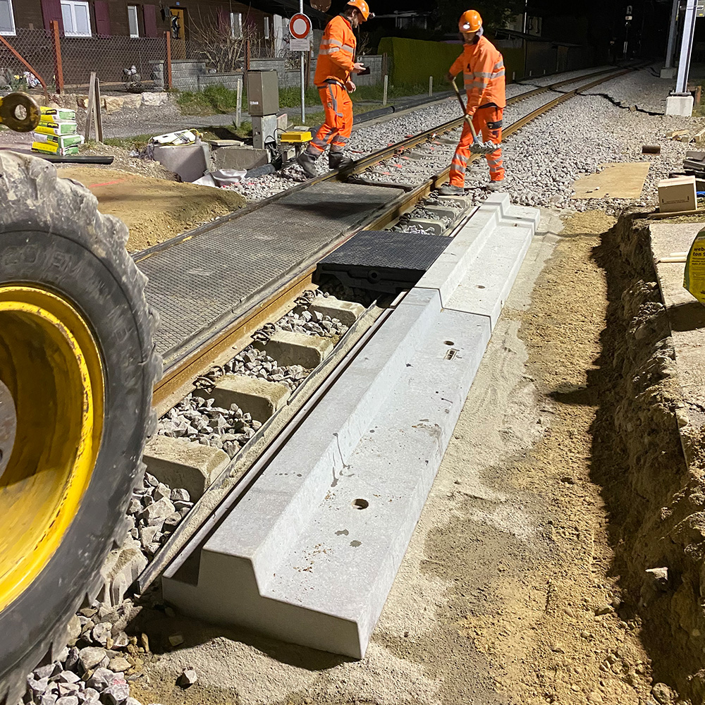 B kerbstone without precast foundation for level crossings, quick to install and ready for immediate use