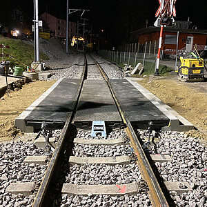 Quick installation of a level crossing with B kerbstone without precast foundations and with inno