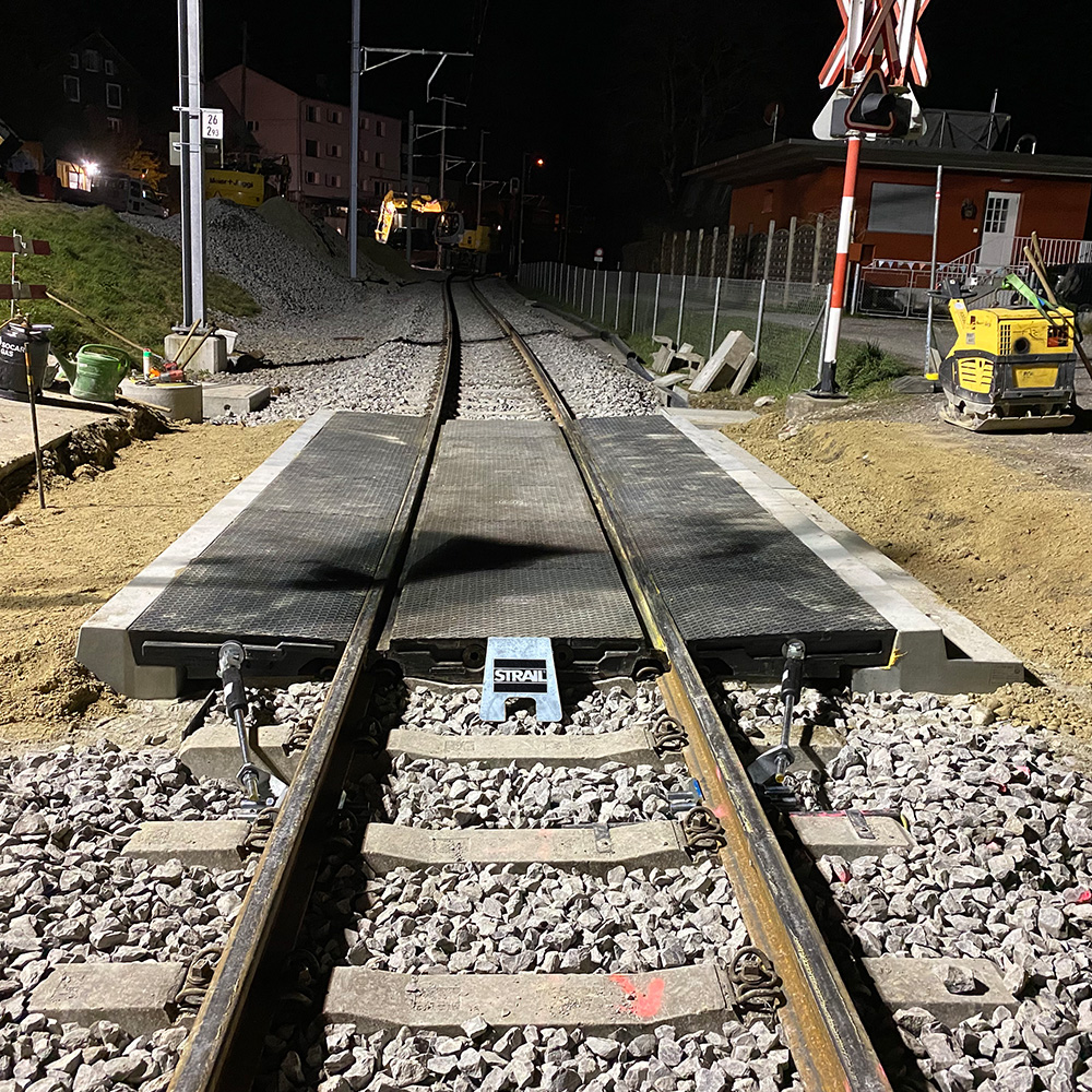 Quick installation of a level crossing with B kerbstone without precast foundations and with inno 