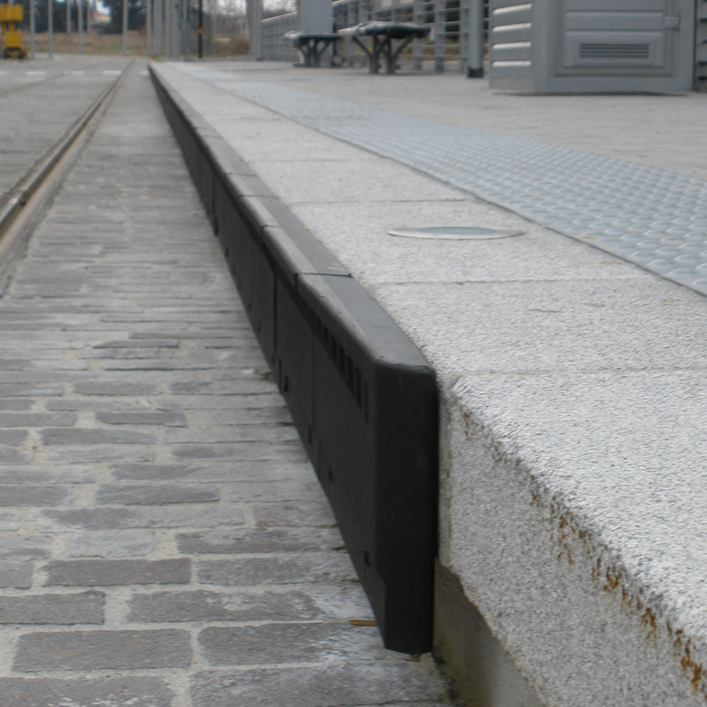 Quick-to-install platform edge made of rubber for safe boarding and alighting