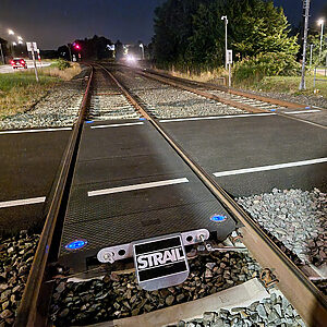pedeSOLAR for safe level crossings even in the dark