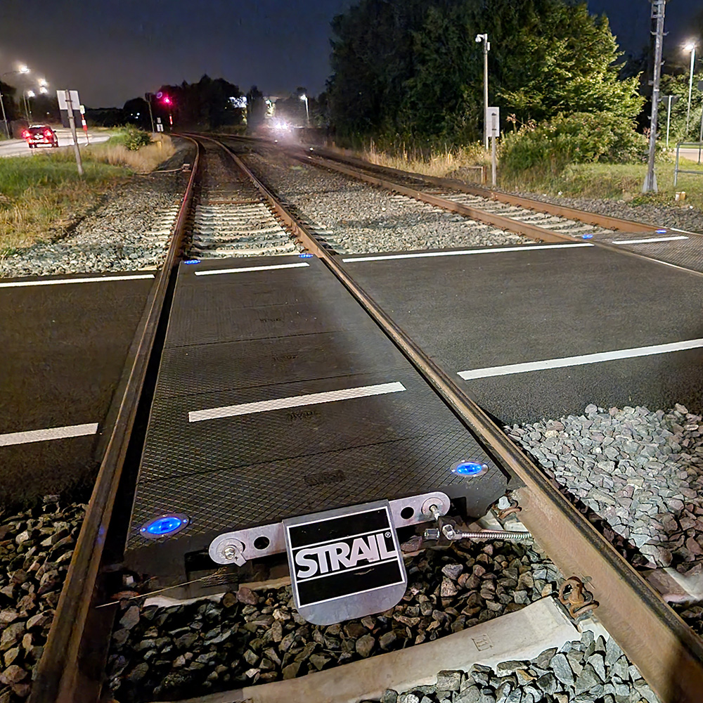 pedeSOLAR for safe level crossings even in the dark