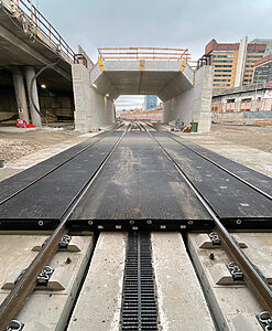 inno am Hafen in Genua auf fester Fahrbahn