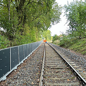 mSW 1250 niedrige Schallschutzwand in Kombination mit Schienenstegdämpfer Schallschutz für Wohngebiet