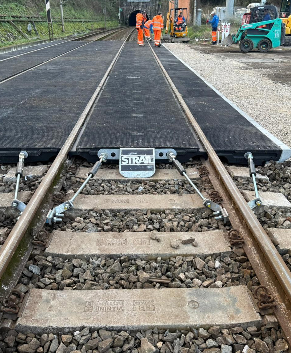 Sichere und wartungsarme Aufgleisplattform für Einsatzfahrzeuge mit inno