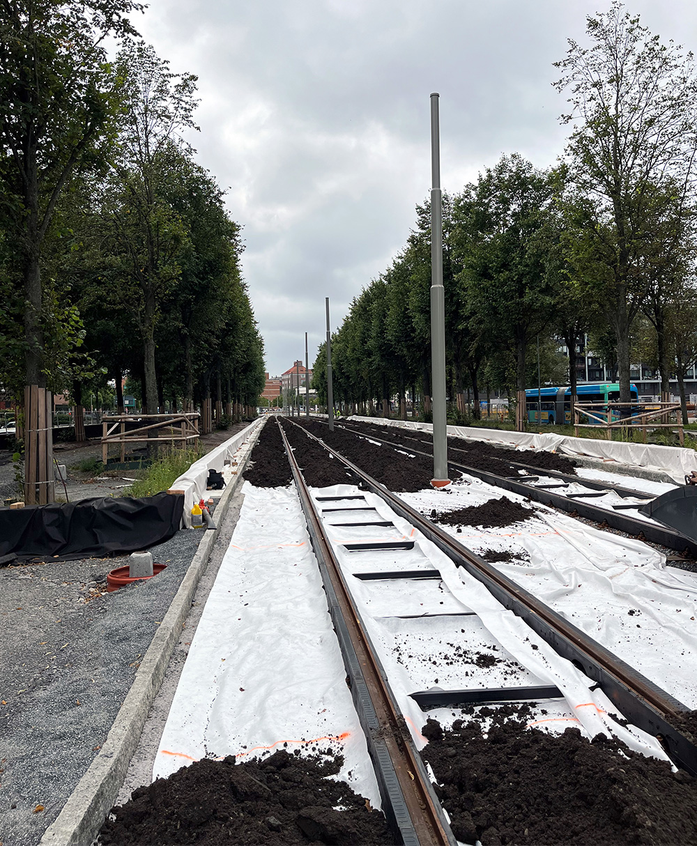 Schienenisolierung in Göteborg, Vlies in Gleis verlegen
