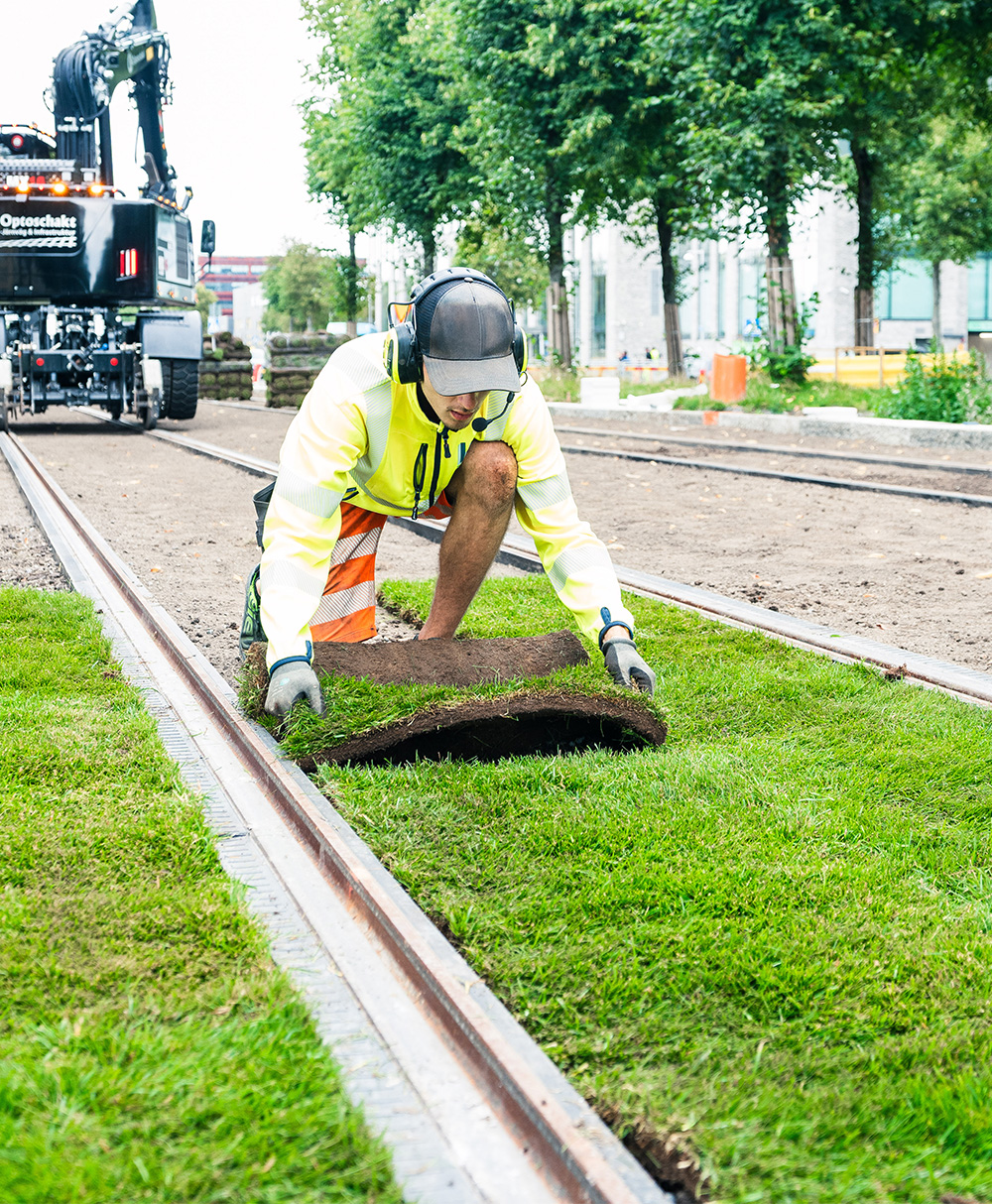 STRAILastic Rasengleis in Göteborg, verlegen des Rasens