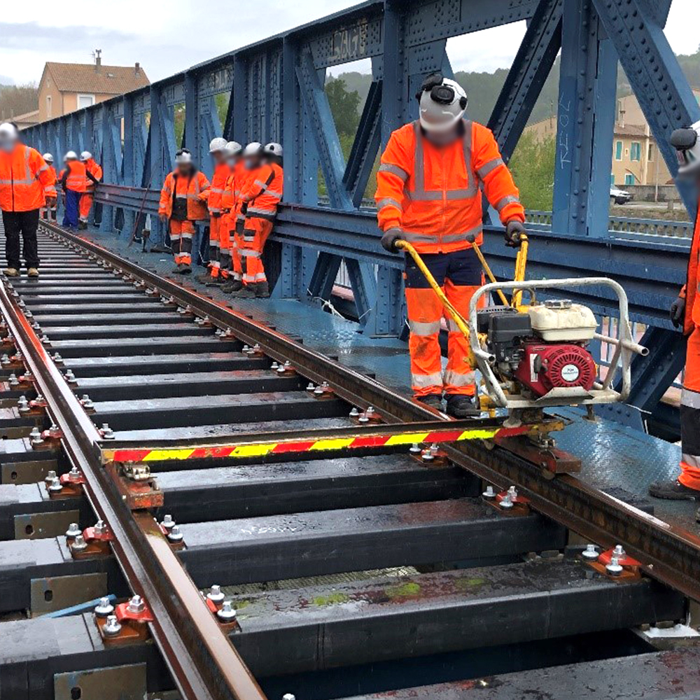 Installation de traverses composites STRAILway sur le Pont Bleu