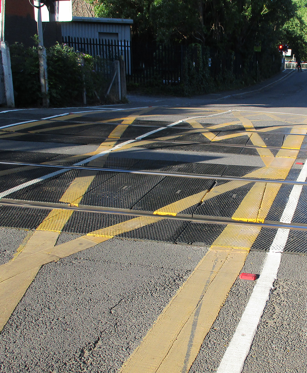 neuer Bahnübergang nach 30 Jahren in der Vine Road lange Lebensdauer