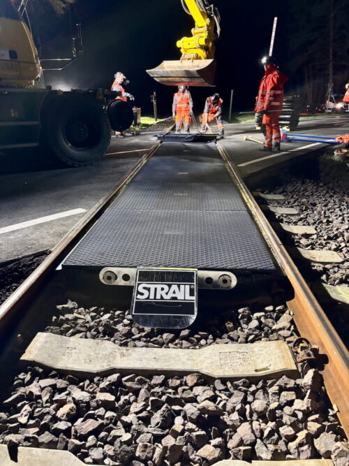 Kurze Sperrzeiten reduzieren die Auswirkungen einer Bahnübergangssanierung auf Bahnverkehr, Straßenverkehr und Projektkosten