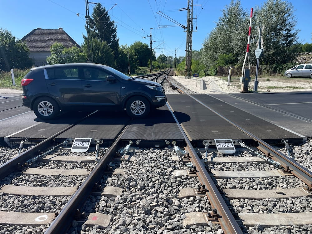Die Rutschhemmung von Verkehrsflächen lässt sich mit normierten Prüfverfahren objektiv bewerten.