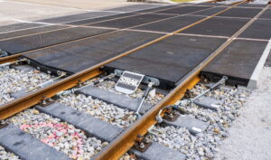 Rutschhemmung bei Bahnübergängen mit Korund. Auf das Material kommt es an