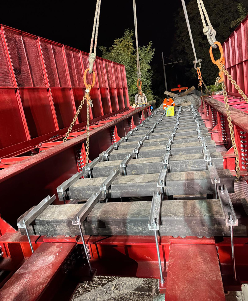 Einbau langlebiger STRAILway Kunststoffschwellen auf Brücke in Italien