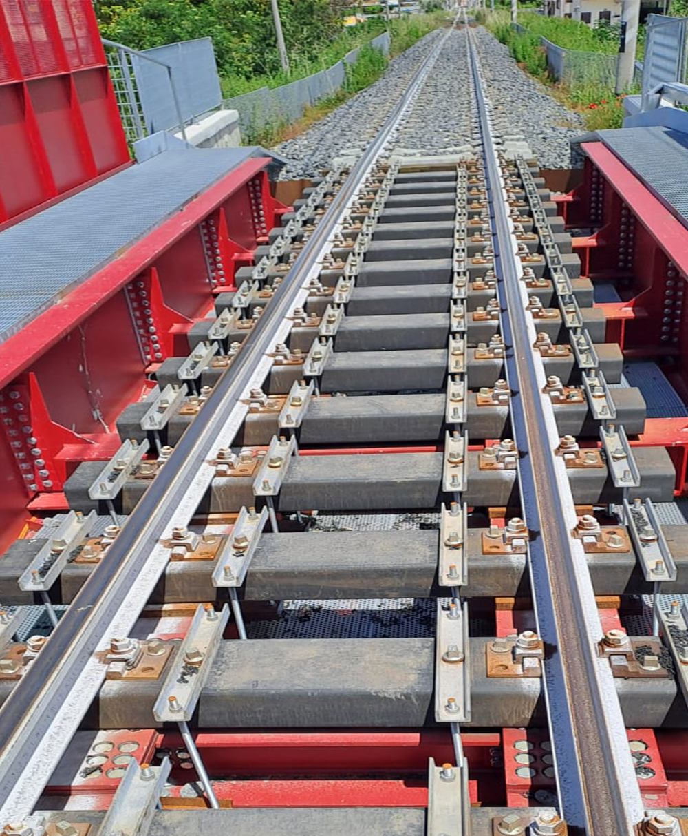 Nachhaltige Brückenbalken auf Metallbrücke