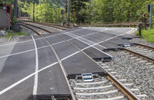Bahnübergangssysteme verbinden Straße und Schiene und müssen hohe Belastungen dauerhaft sicher und wartungsarm aufnehmen.