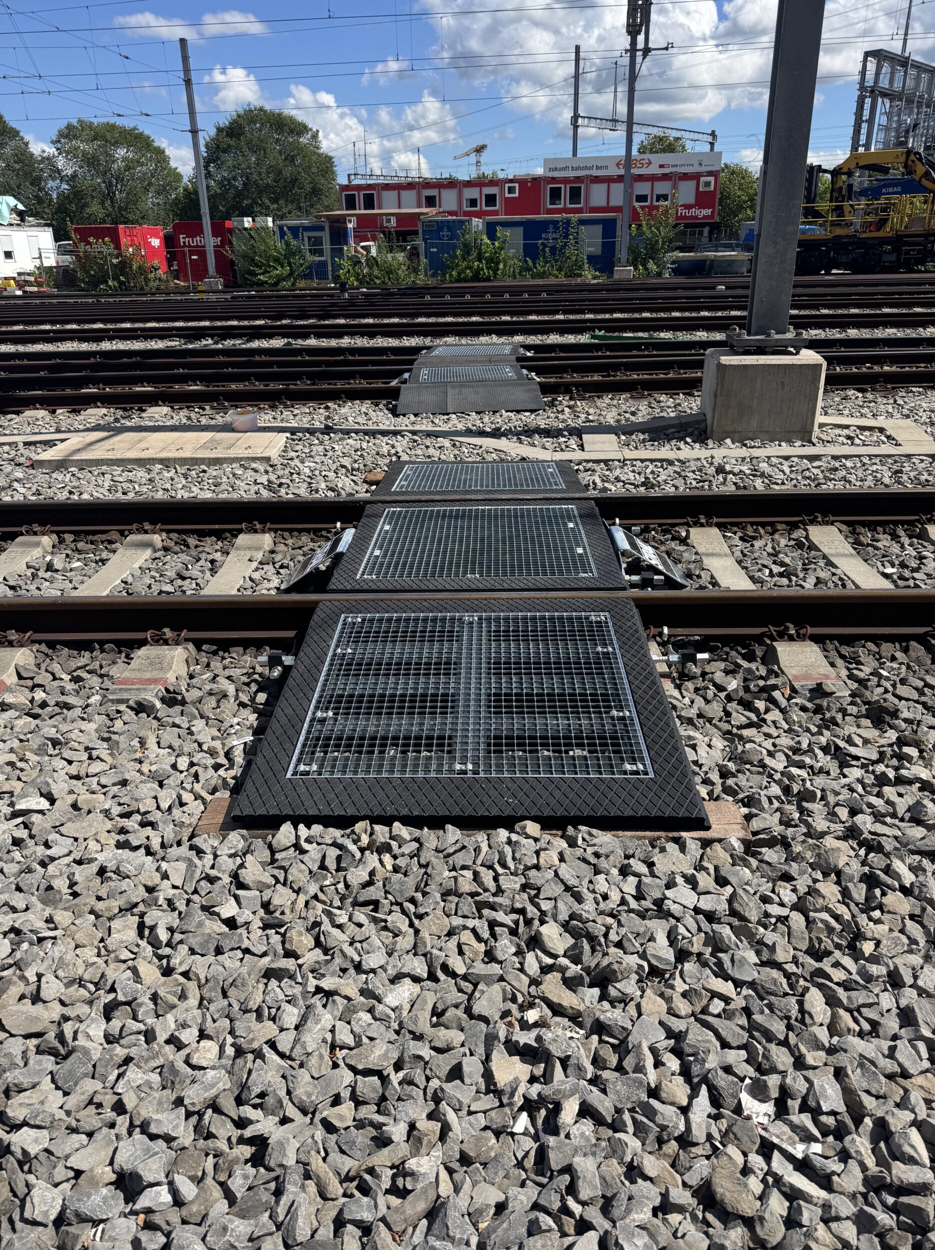Service crossing consisting of a rubber frame and a grid