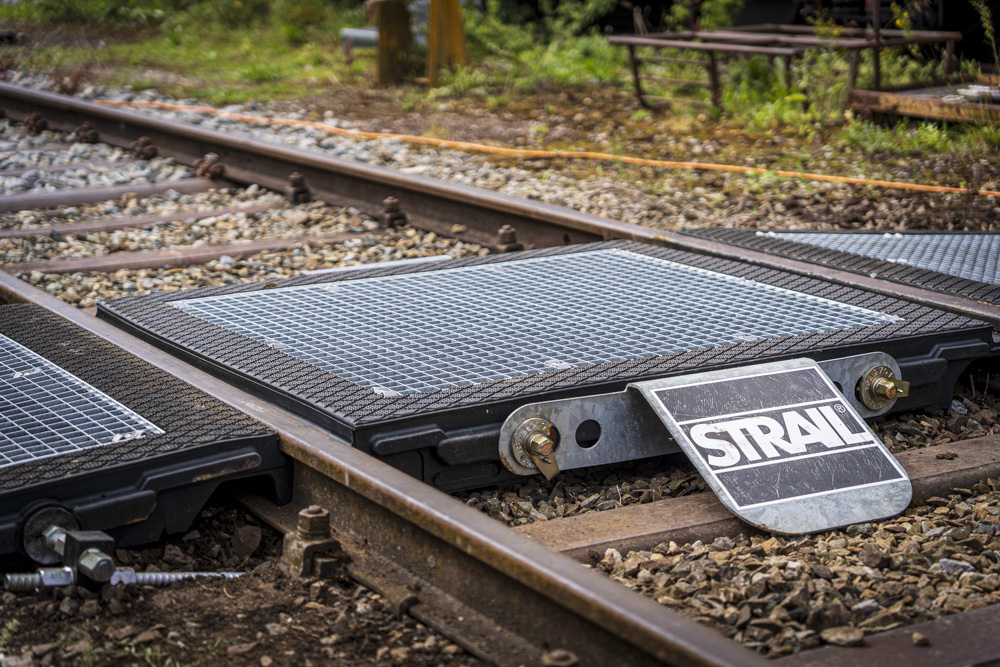 Water- and snow-permeable service crossing