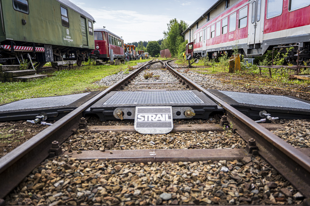 Passerelle de service composée d'un cadre en caoutchouc et d'une grille en PRV