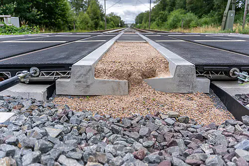 Bordsteine für den Bahnübergang - Schneller und funktionaler Einbau – mit STRAIL B-, T- und D-Bordsteinen