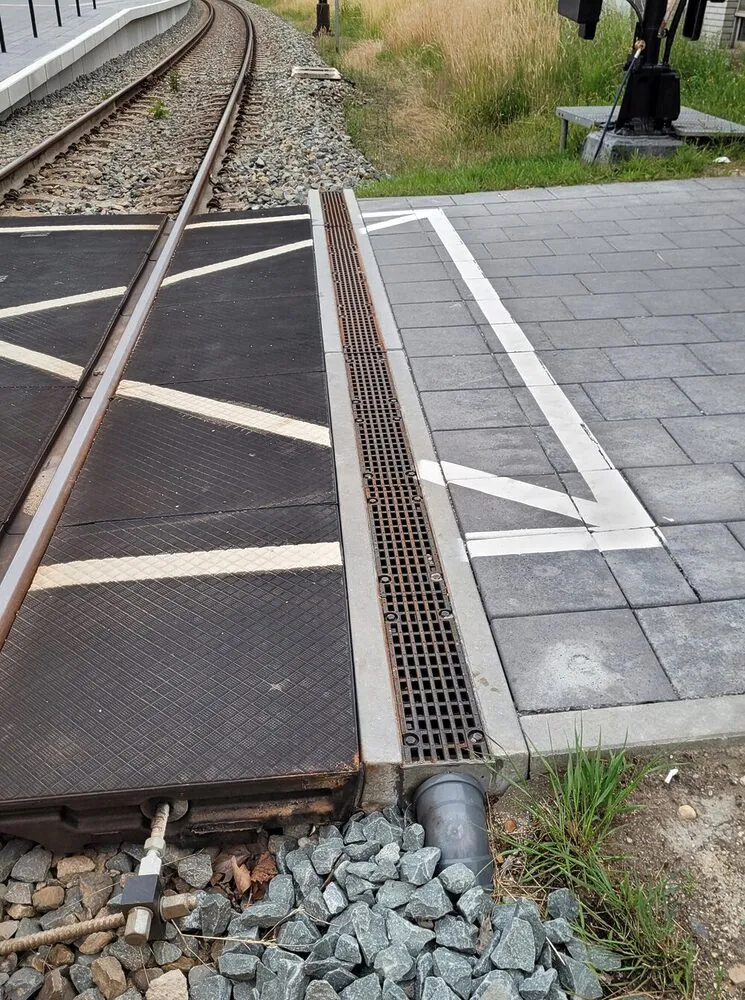 Avantages pour l'infrastructure, le drainage et la sécurité à long terme avec les bordures STRAIL D