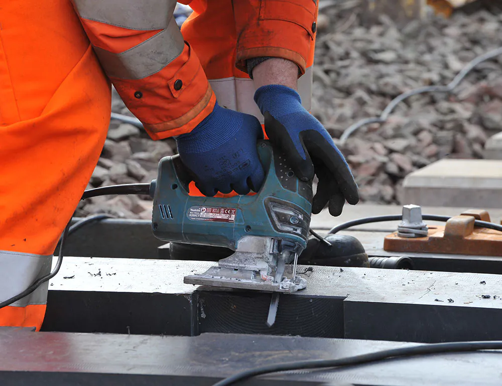 STRAILway Kunststoffschwelle Bearbeitung - Nachhaltige Hochleistungs-Bahnschwelle aus Recycling-Kunststoff.