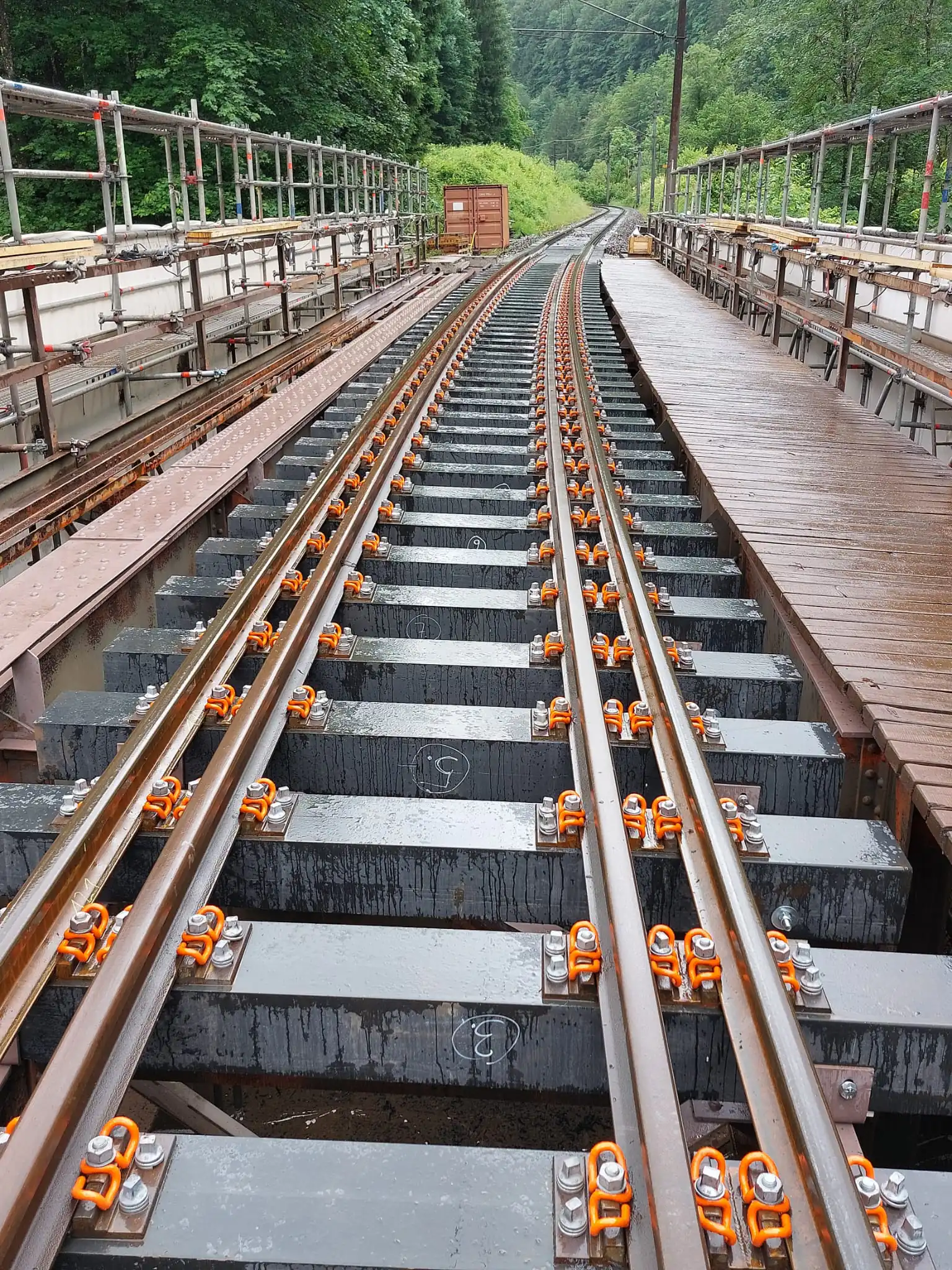 STRAILway Kunststoffschwelle im Brückenbalken